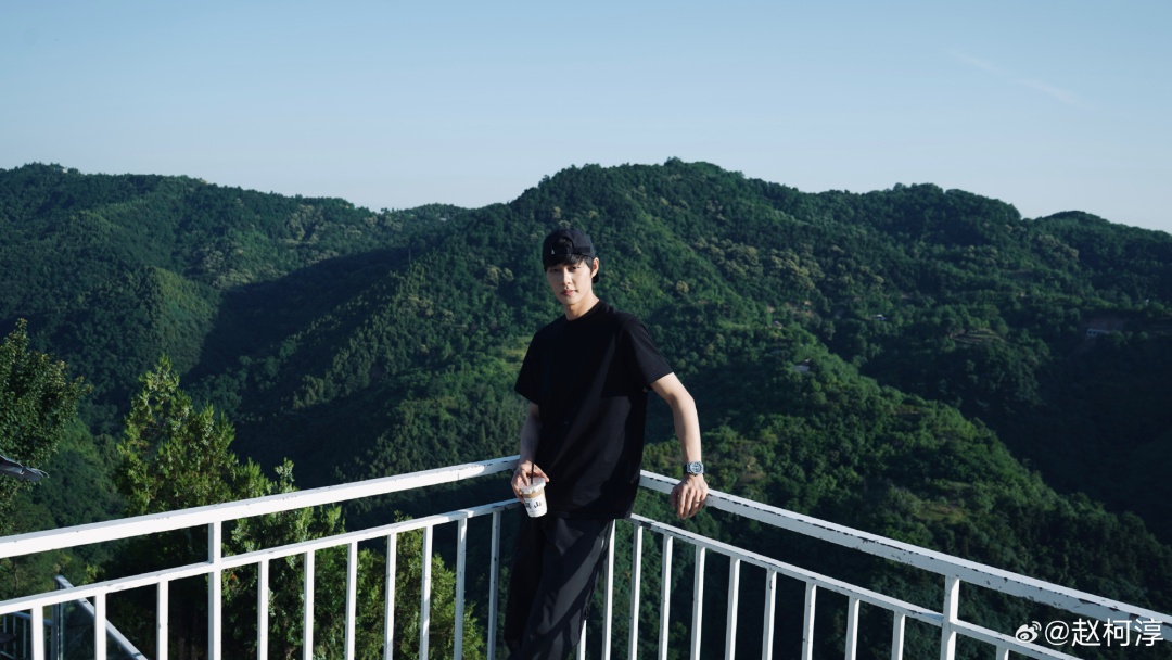 “短剧一哥”柯淳被拍到在片场随地扔烟头,本人致歉:有不对的地方就要说对不起 “短剧一哥”柯淳被拍到在片场随地扔烟头,本人致歉:有不对的地方就要说对不起