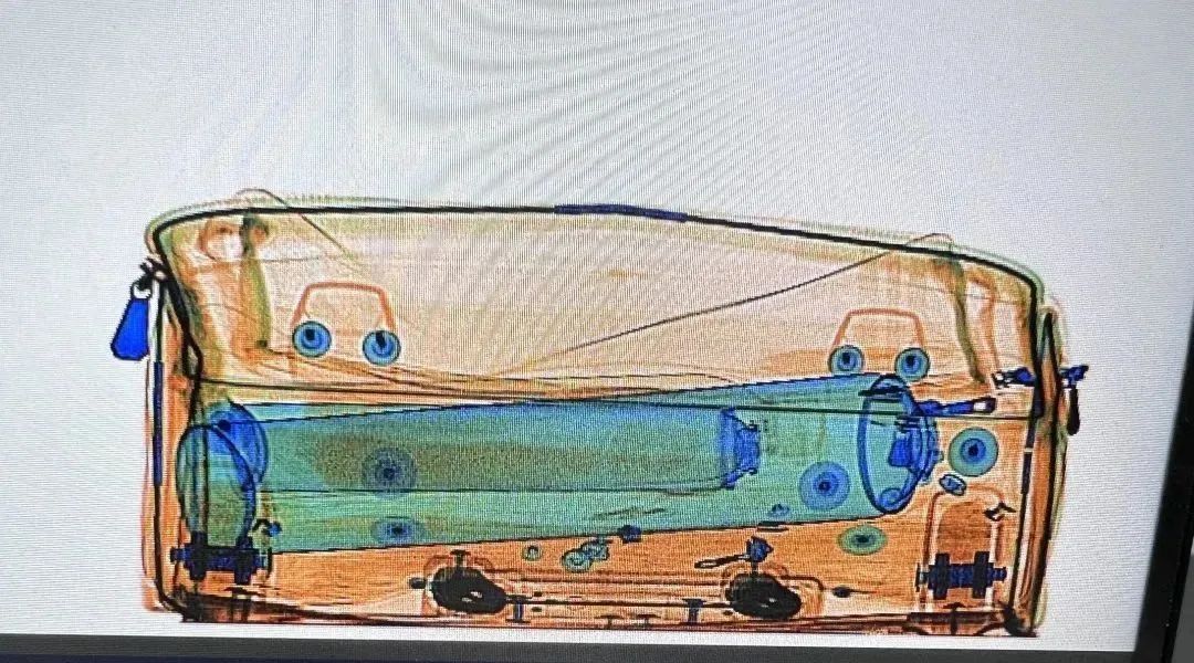 安检仪视角!行李箱里带了啥? 安检仪视角!行李箱里带了啥?