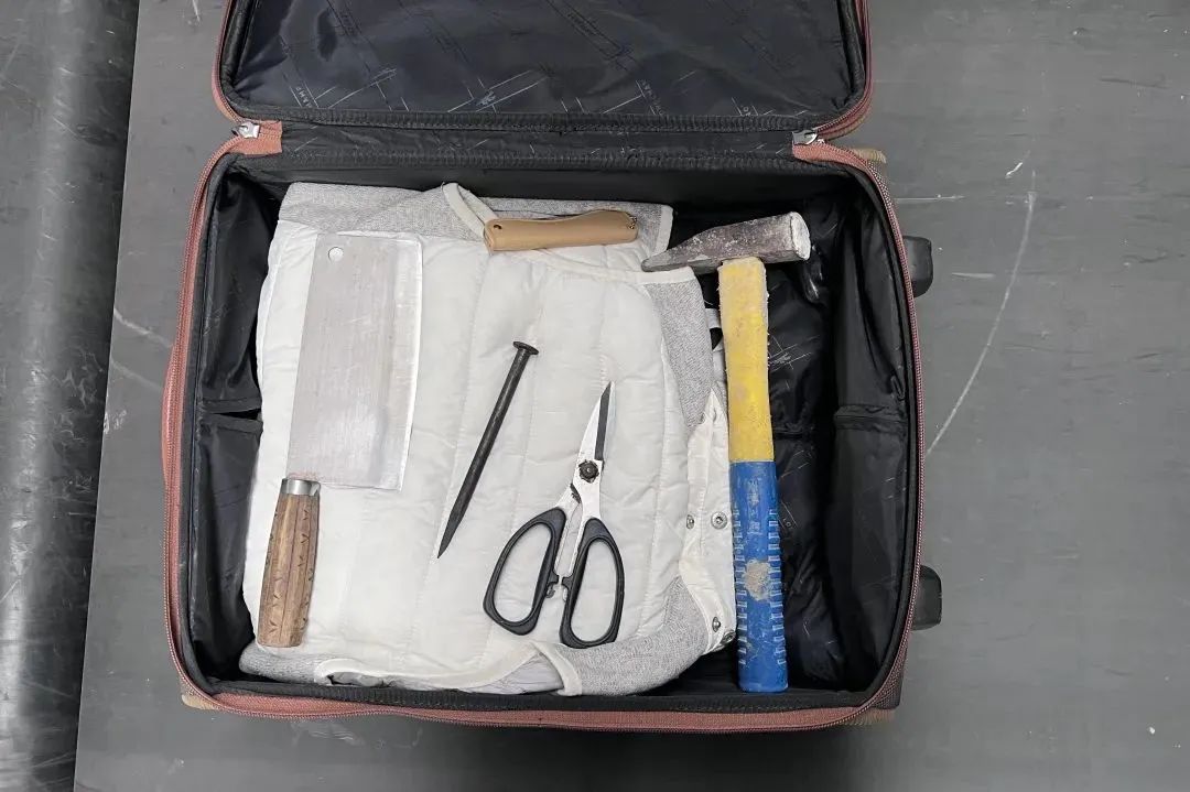 安检仪视角!行李箱里带了啥? 安检仪视角!行李箱里带了啥?