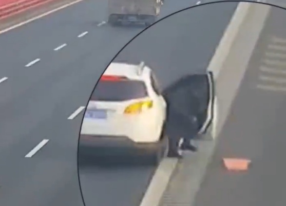 高速停车为了捡“它”，后座乘客被撞断多根肋骨！