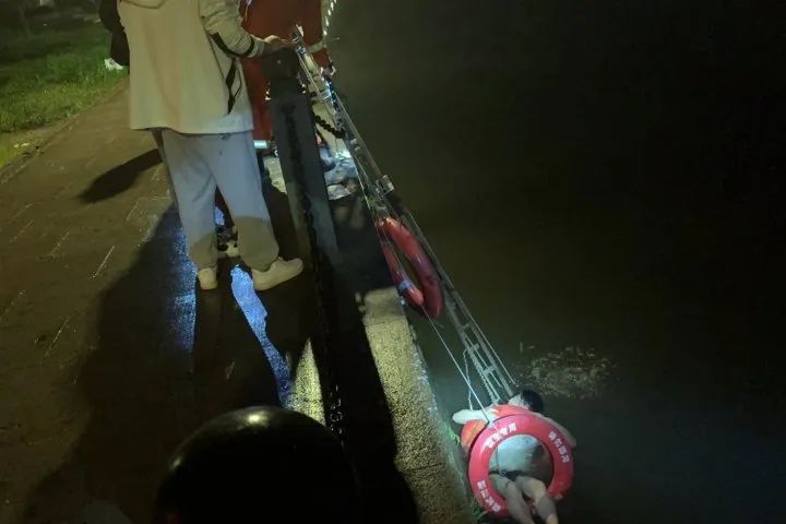 帮女友捞项链，小伙凌晨被困江中