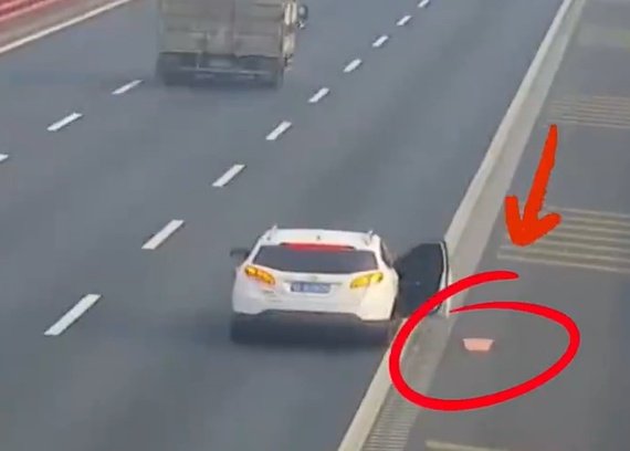 高速停车为了捡“它”，后座乘客被撞断多根肋骨！