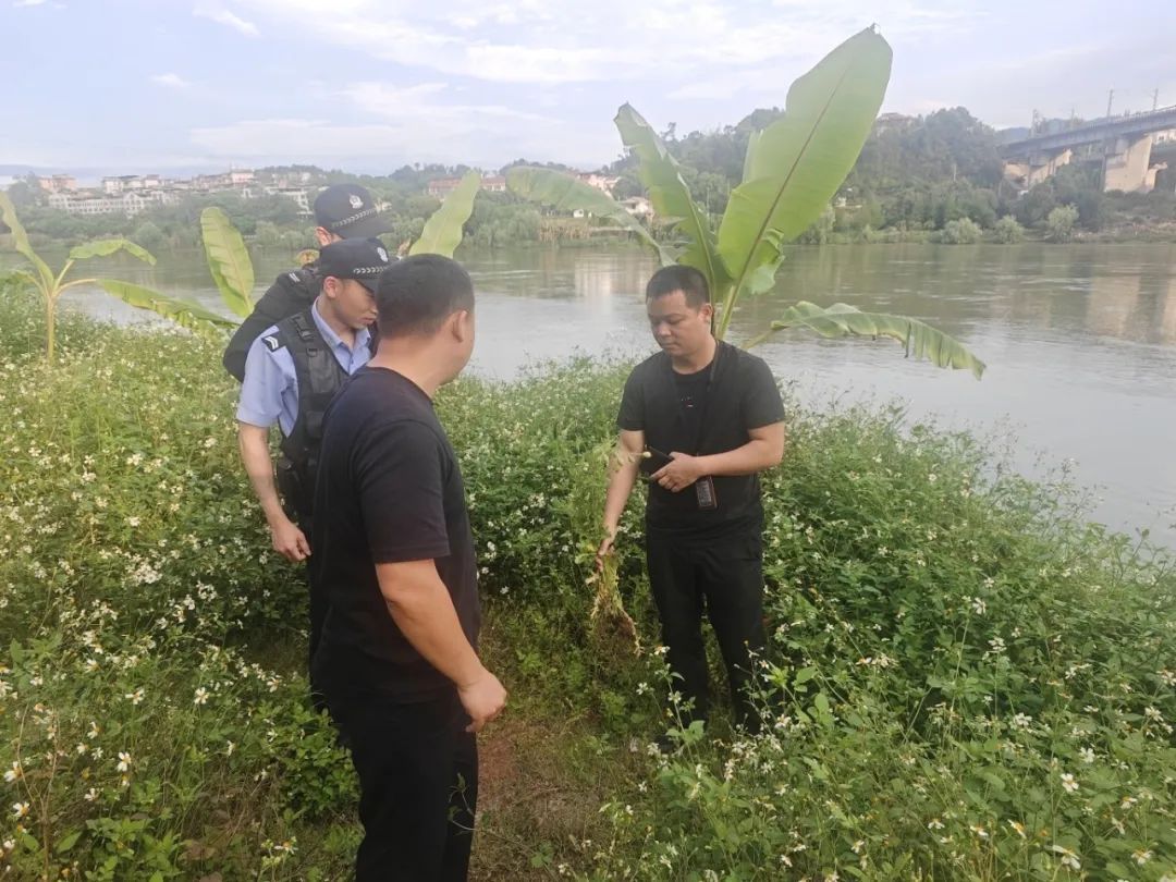 江边惊现“罂粟毒株”?民警:这波操作必须点赞! 江边惊现“罂粟毒株”?民警:这波操作必须点赞!