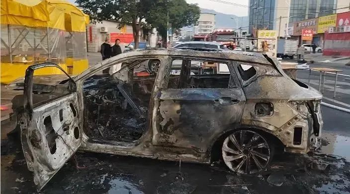 小货车突然自燃!洛阳人赶紧自查! 小货车突然自燃!洛阳人赶紧自查!