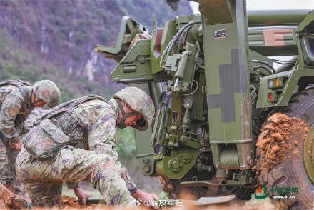 直击陆军某旅炮兵分队实弹射击训练 直击陆军某旅炮兵分队实弹射击训练