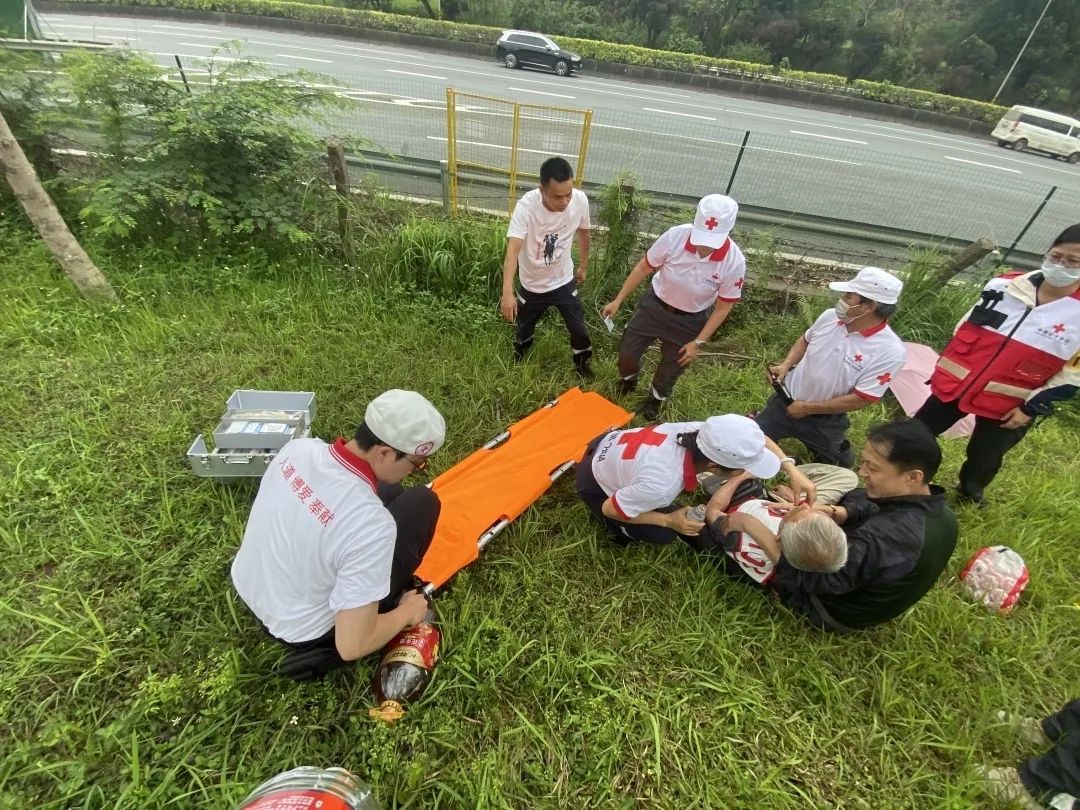 “我掉进坑里，爬不上来！”广州老伯离家失联，40小时后在10公里外的水沟发现