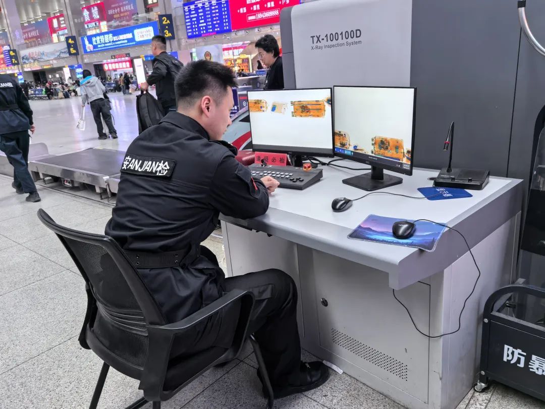 安检仪视角!行李箱里带了啥? 安检仪视角!行李箱里带了啥?