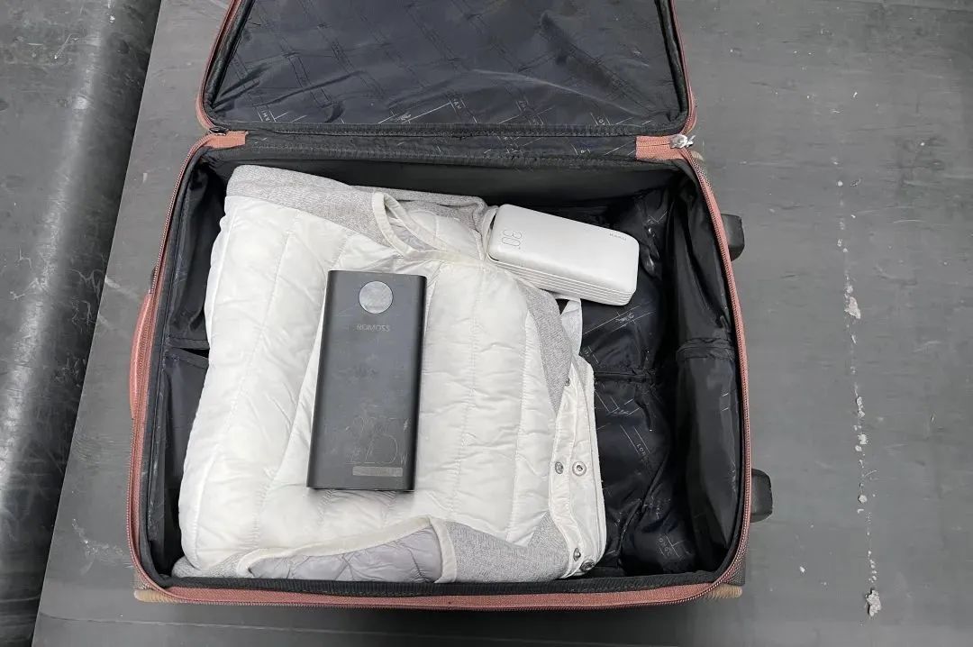 安检仪视角!行李箱里带了啥? 安检仪视角!行李箱里带了啥?