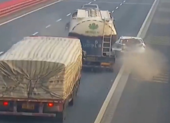 高速停车为了捡“它”，后座乘客被撞断多根肋骨！