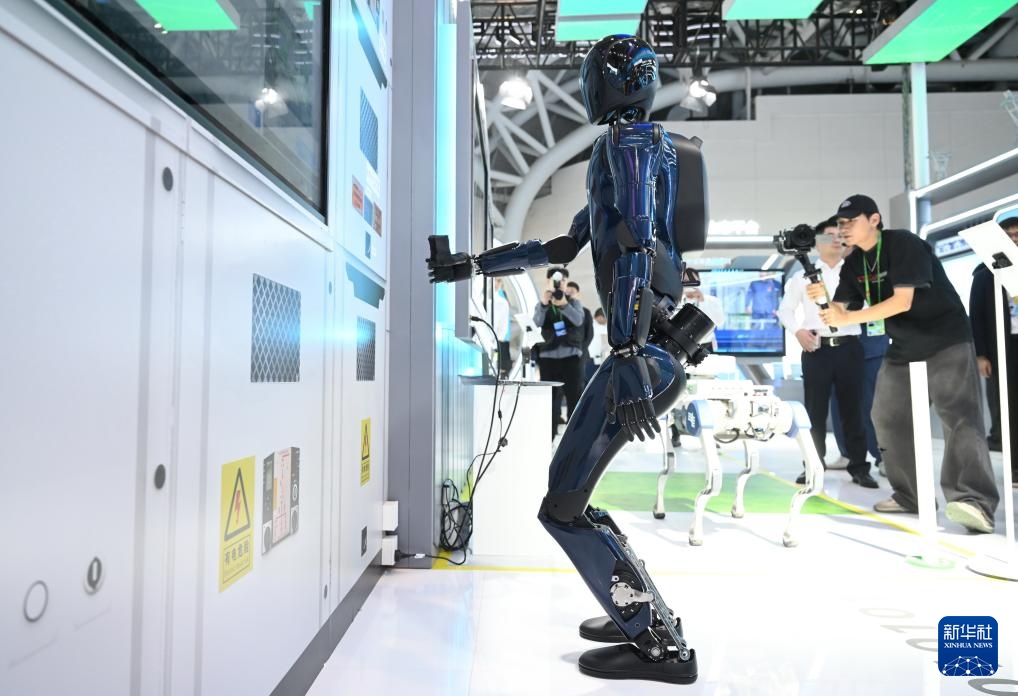 第八届数字中国建设峰会现场体验区迎来首个专业观众日