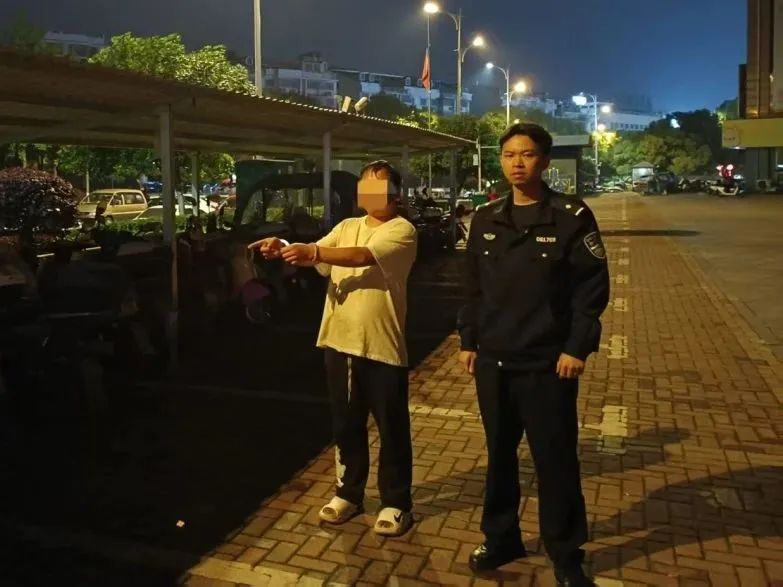 民警深夜吃快餐，竟顺手“打包”带走一名嫌疑人……