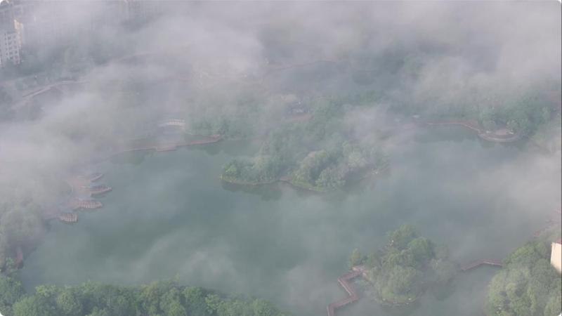 江西峡江县城区出现平流雾景观