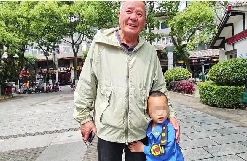 模子!74岁上海爷叔,在外旅游时干了一件大事,火了! 模子!74岁上海爷叔,在外旅游时干了一件大事,火了!