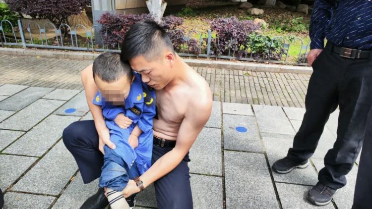 旅游时顺手救起落水儿童,74岁老人火了! 旅游时顺手救起落水儿童,74岁老人火了!