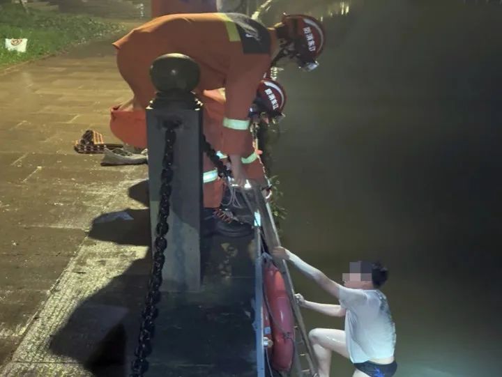 帮女友捞项链，小伙凌晨被困江中