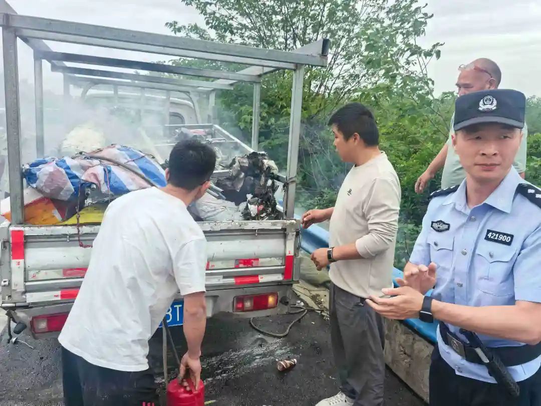 高速上货车自燃,他们秀出满分操作 高速上货车自燃,他们秀出满分操作