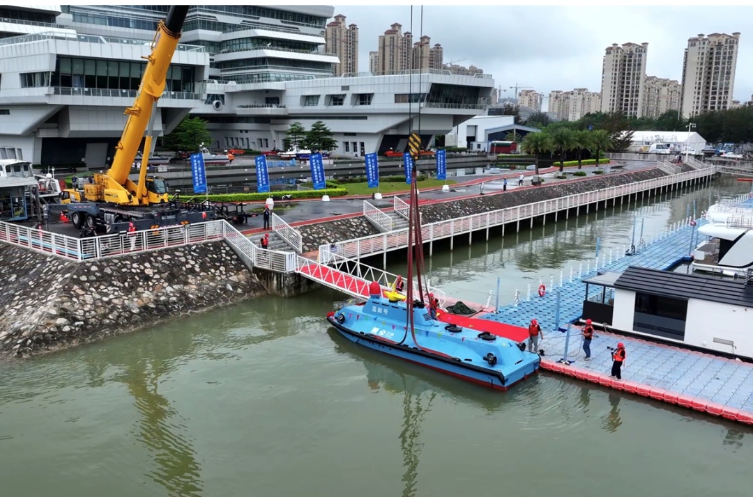 全球首艘高速可潜无人艇下水 全球首艘高速可潜无人艇下水