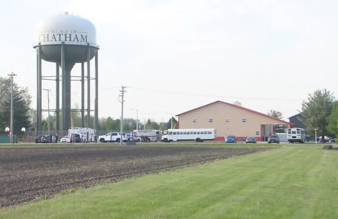 美国一汽车冲入课外活动中心所在建筑