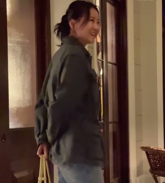 43岁贾玲庆生照曝光！网友偶遇：本人超瘦，谁说她复胖了啊