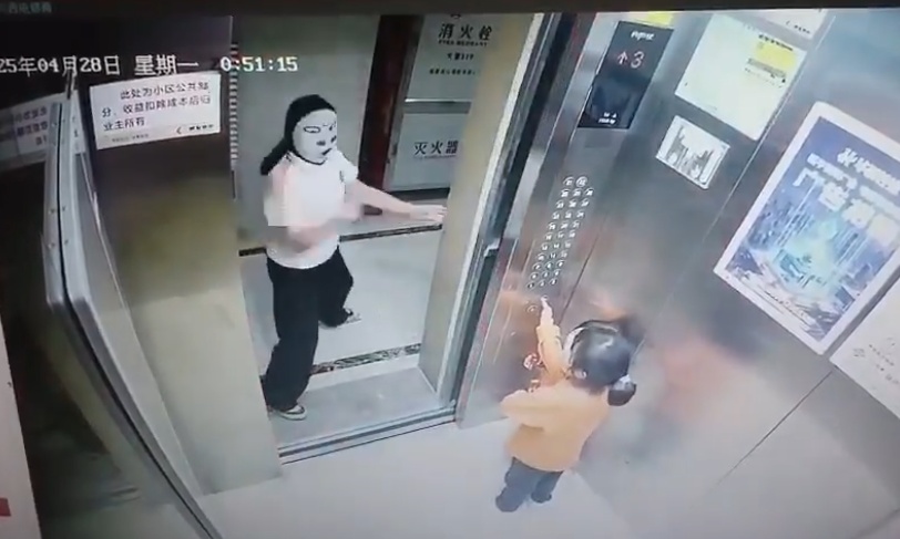 两幼童电梯里遭面具人吓哭，对方多次阻止电梯门关闭！家长已带孩子看心理医生