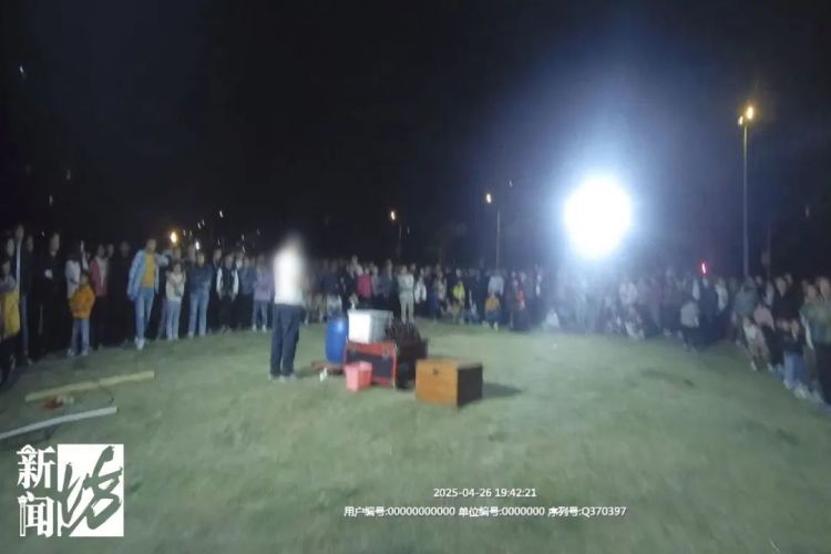 上海街头突然众人围观，民警霸气三连问！这一幕热传