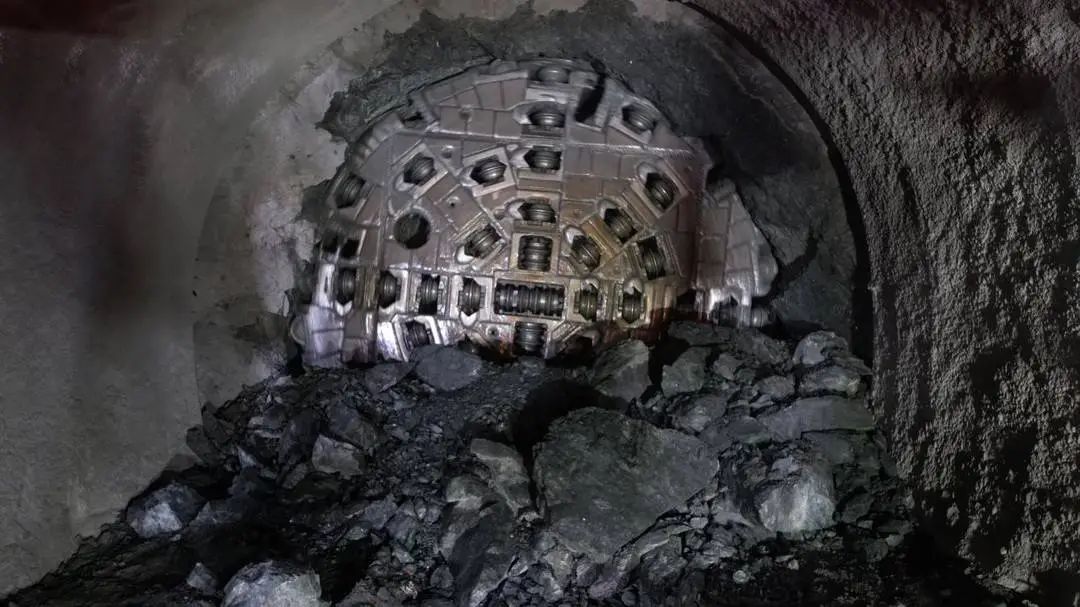 15.3公里!西南地区最长高速公路隧道贯通 15.3公里!西南地区最长高速公路隧道贯通