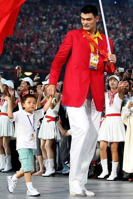 他宣布升级当爸爸，全网祝福！"眼睛突然湿润"