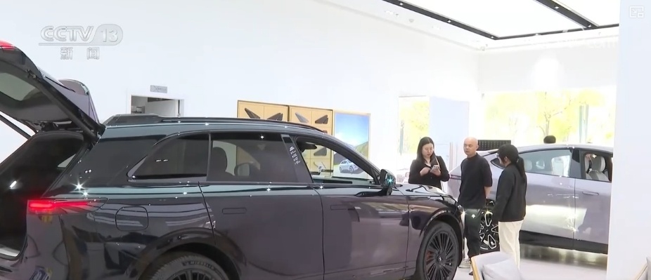 “以旧换新”与“五一”假期相遇 各地商圈人气旺 消费热潮涌动