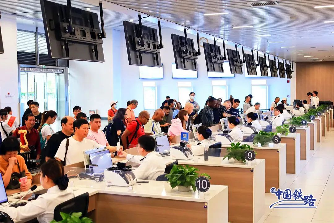 高铁车门到底谁来关?你一定想不到! 高铁车门到底谁来关?你一定想不到!