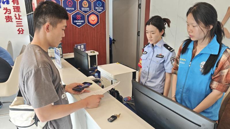 江西南昌:警站联动推“五一”铁路行李免费寄存 让旅客轻装畅游 江西南昌:警站联动推“五一”铁路行李免费寄存 让旅客轻装畅游