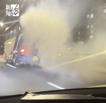 上海一旅游大巴突然冒烟起火！司机竟毫无察觉？后车司机立马加速