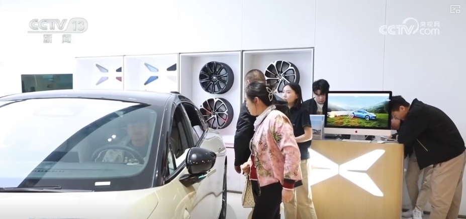 “以旧换新”与“五一”假期相遇 各地商圈人气旺 消费热潮涌动