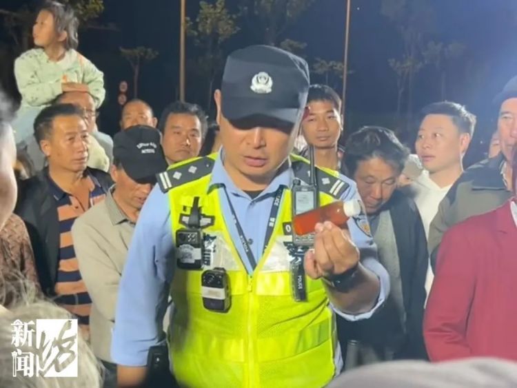 上海街头突然众人围观，民警霸气三连问！这一幕热传