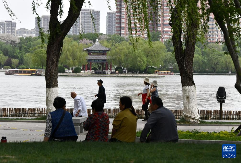 济南大明湖“见湖透绿” 济南大明湖“见湖透绿”