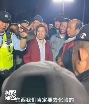 上海街头突然众人围观，民警霸气三连问！这一幕热传