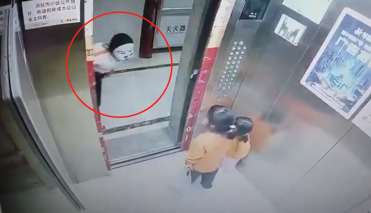 两幼童电梯里遭面具人吓哭，对方多次阻止电梯门关闭！家长已带孩子看心理医生