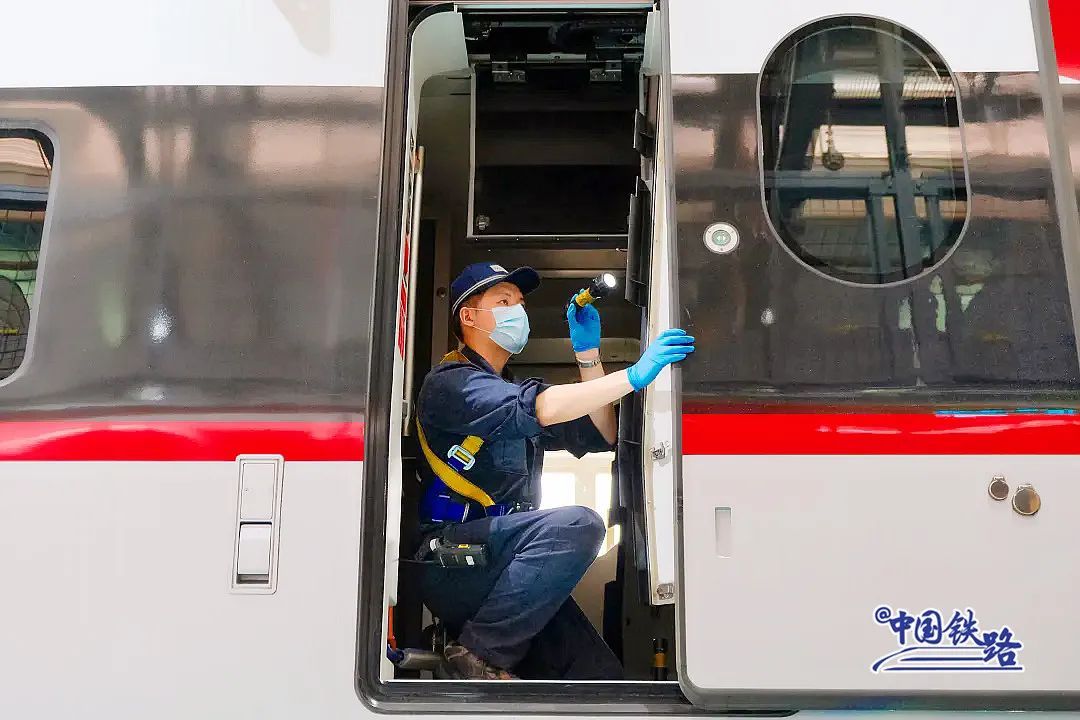 高铁车门到底谁来关?你一定想不到! 高铁车门到底谁来关?你一定想不到!