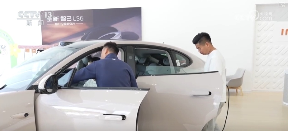 “以旧换新”与“五一”假期相遇 各地商圈人气旺 消费热潮涌动