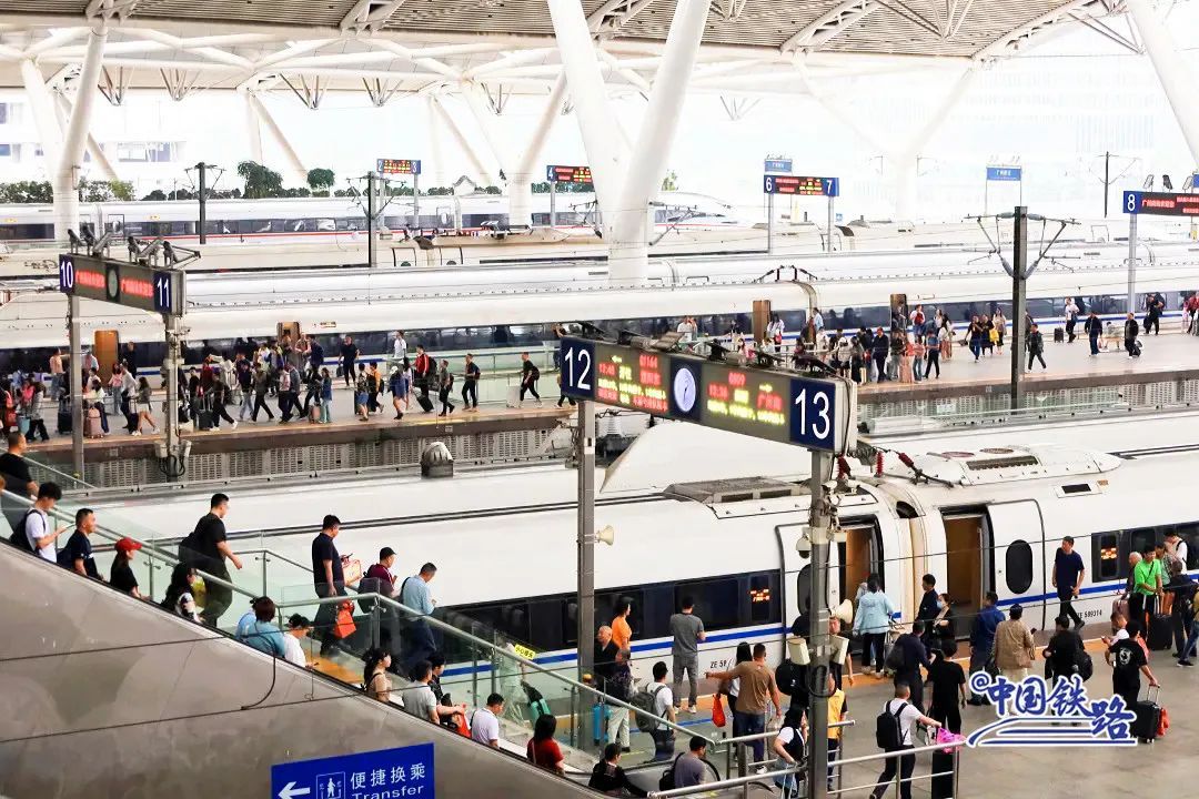 高铁车门到底谁来关?你一定想不到! 高铁车门到底谁来关?你一定想不到!