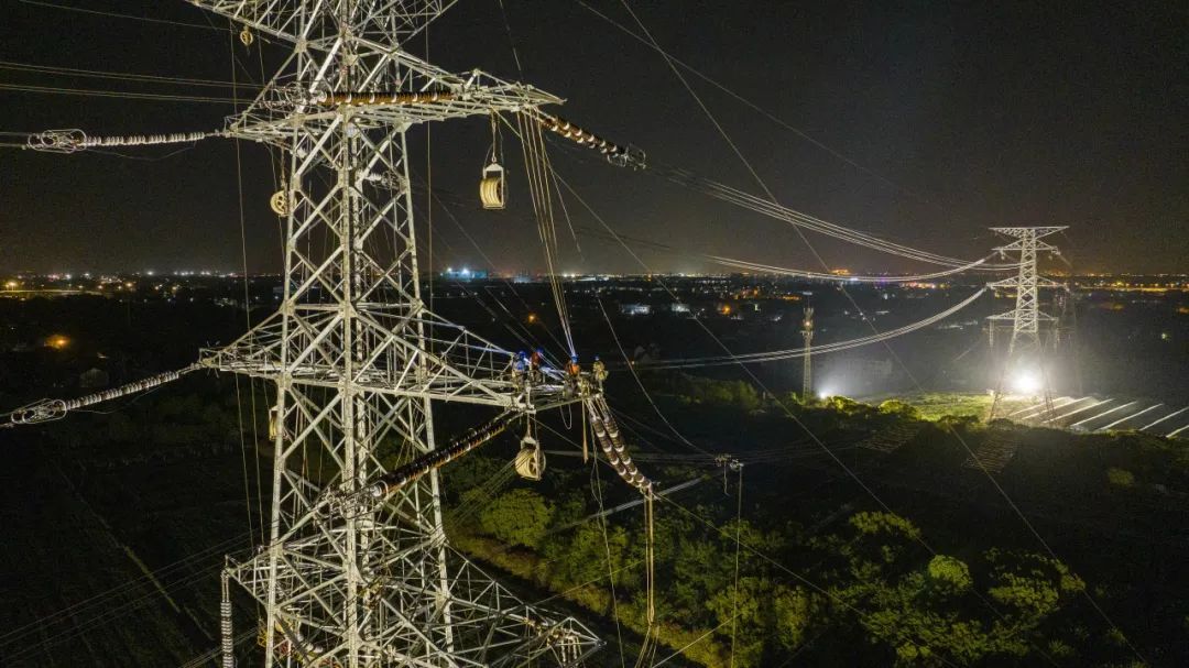 凌晨,一群人在高铁上空战“天窗”! 凌晨,一群人在高铁上空战“天窗”!