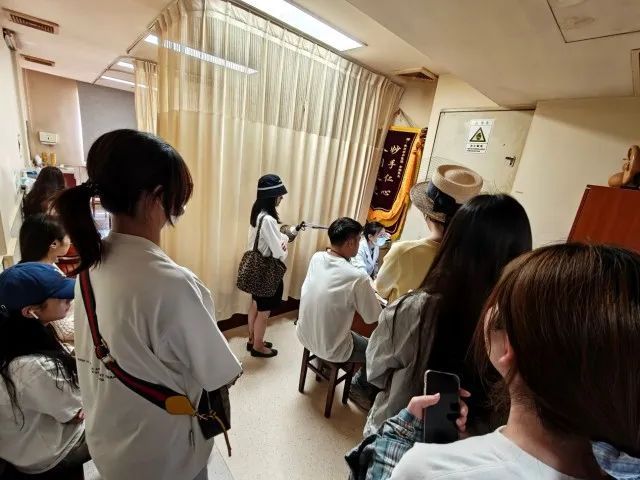 诊室里挤满人！这病专挑美女下手，多名女主播确诊！严重影响颜值→