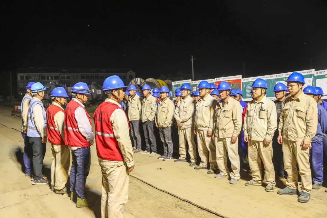 凌晨,一群人在高铁上空战“天窗”! 凌晨,一群人在高铁上空战“天窗”!