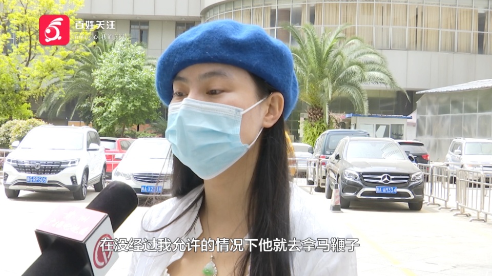 “我说不要加速!”教练用马鞭抽马致女子坠马摔伤,俱乐部:她自己不戴护具 “我说不要加速!”教练用马鞭抽马致女子坠马摔伤,俱乐部:她自己不戴护具