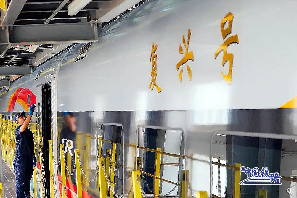 高铁车门到底谁来关?你一定想不到! 高铁车门到底谁来关?你一定想不到!