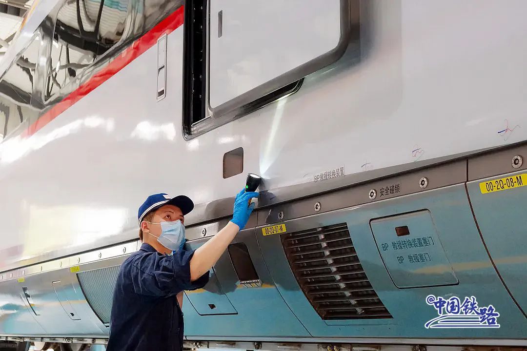 高铁车门到底谁来关?你一定想不到! 高铁车门到底谁来关?你一定想不到!