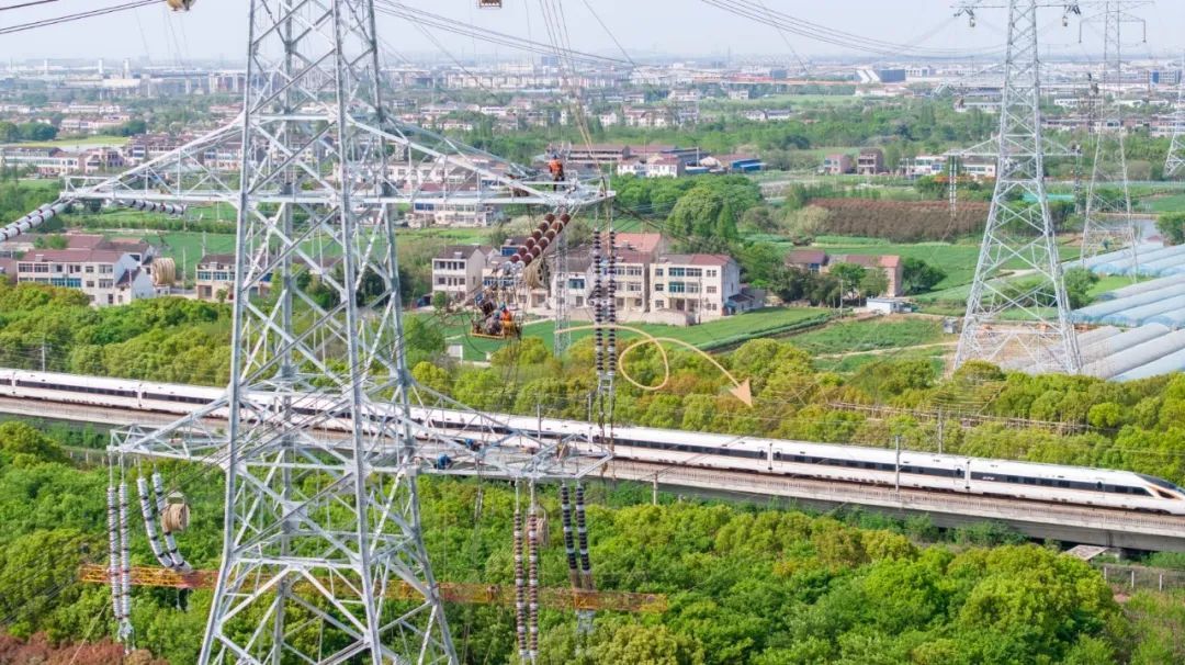 凌晨,一群人在高铁上空战“天窗”! 凌晨,一群人在高铁上空战“天窗”!