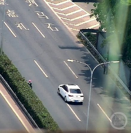 “我背您去安全的地方” 他背起老人跑出车流 “我背您去安全的地方” 他背起老人跑出车流