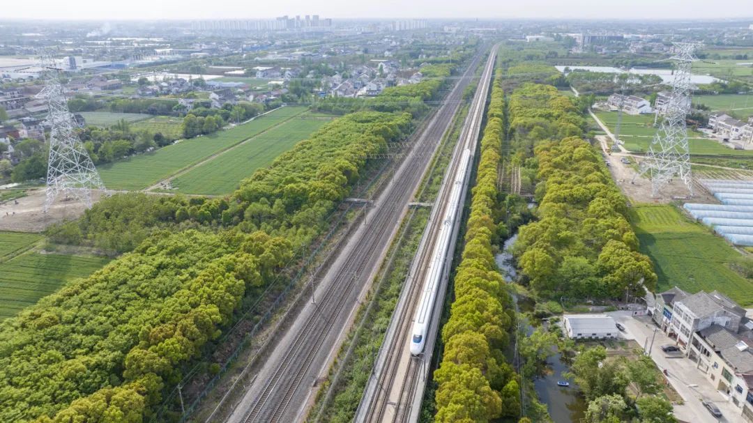 凌晨,一群人在高铁上空战“天窗”! 凌晨,一群人在高铁上空战“天窗”!