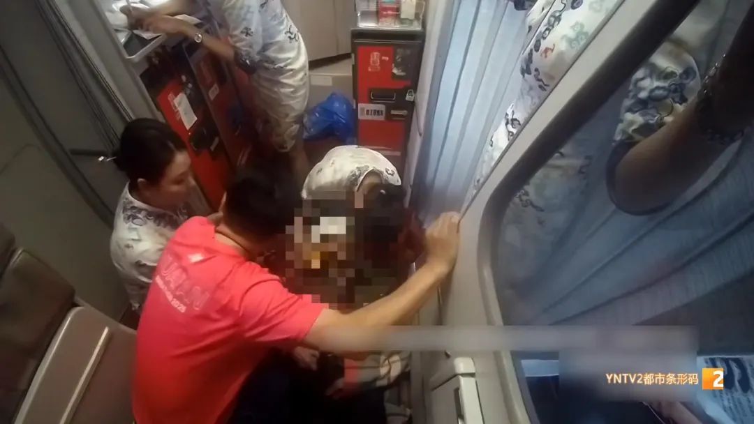 老人航班上高烧40℃,意识模糊,机组紧急备降,最终...... 老人航班上高烧40℃,意识模糊,机组紧急备降,最终......