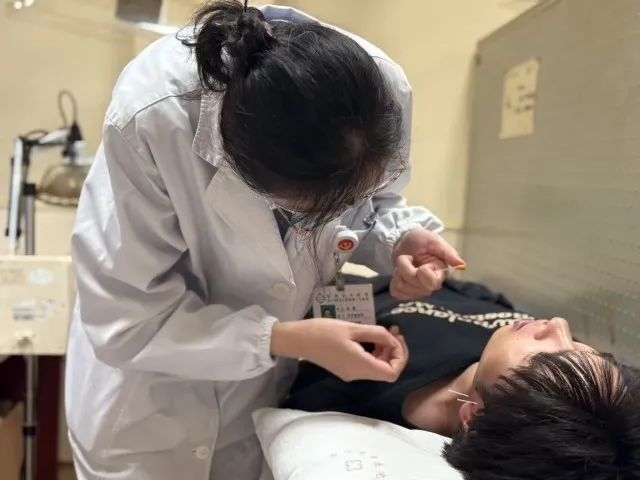 诊室里挤满人！这病专挑美女下手，多名女主播确诊！严重影响颜值→